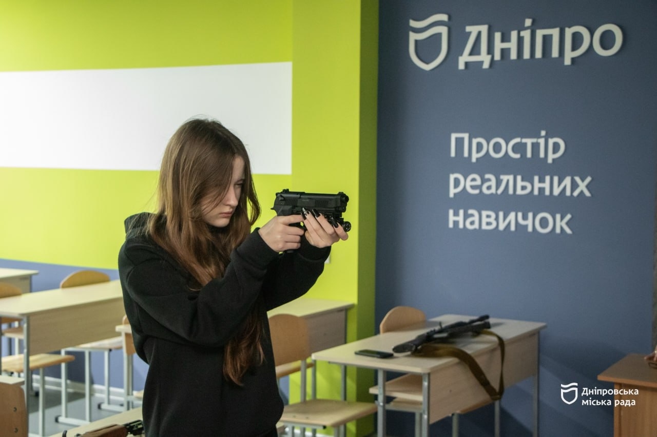 У Дніпрі школярів навчають керувати дронами та рятувати життя на уроках «Захист України» — 17.11.2025