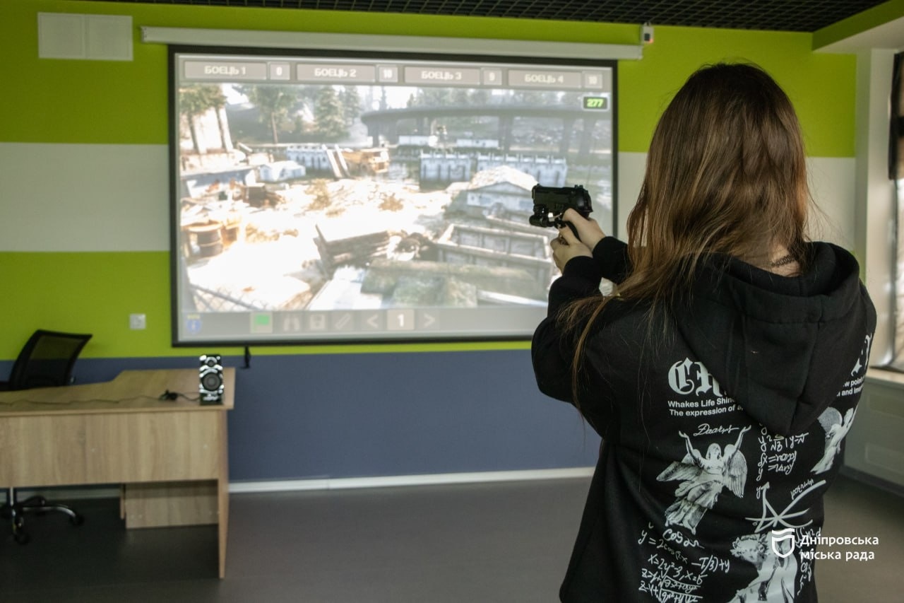 У Дніпрі школярів навчають керувати дронами та рятувати життя на уроках «Захист України» — 17.11.2025 У Дніпрі школярів навчають керувати дронами та рятувати життя на уроках «Захист України» — 17.11.2025