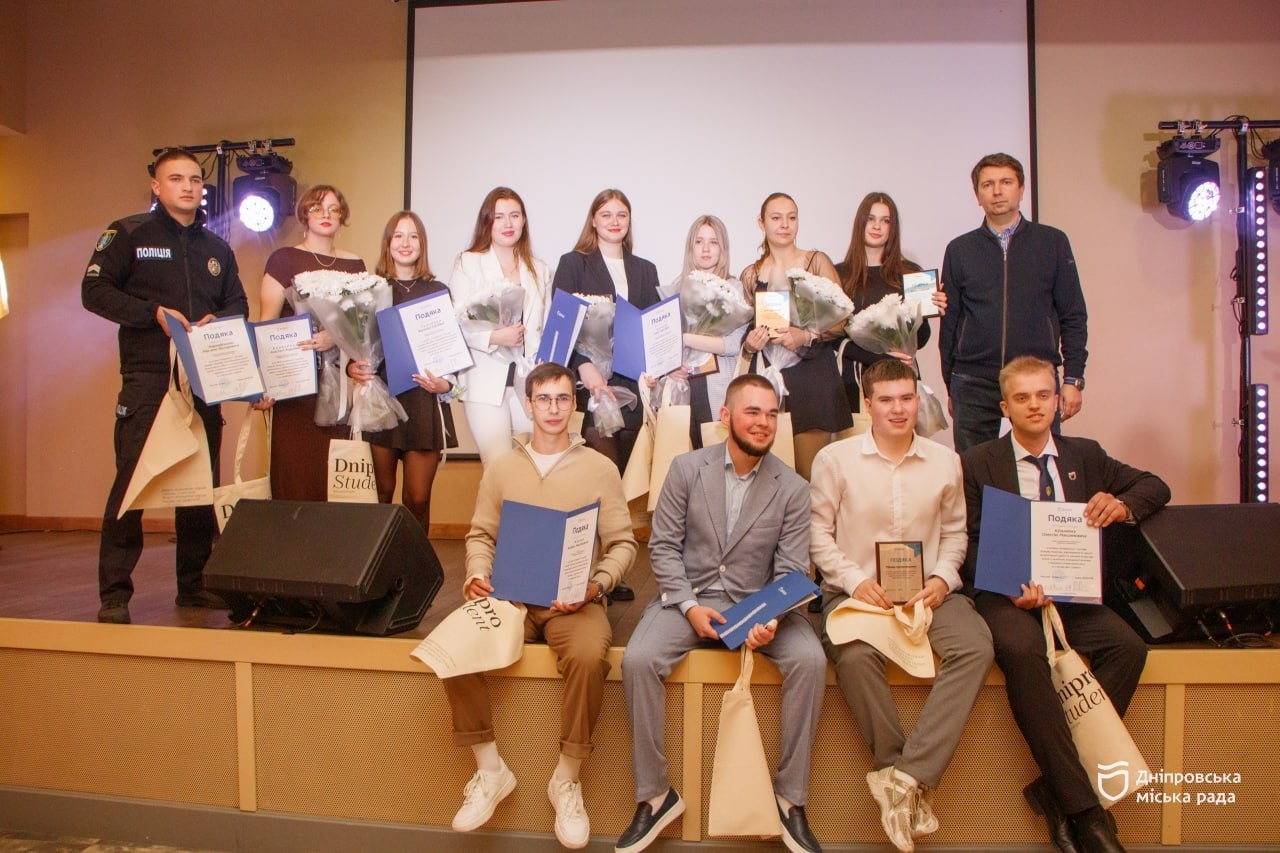 У Дніпрі відзначили переможців у «Битві за ВИШ» та передали авто для ЗСУ від молоді - 17.11