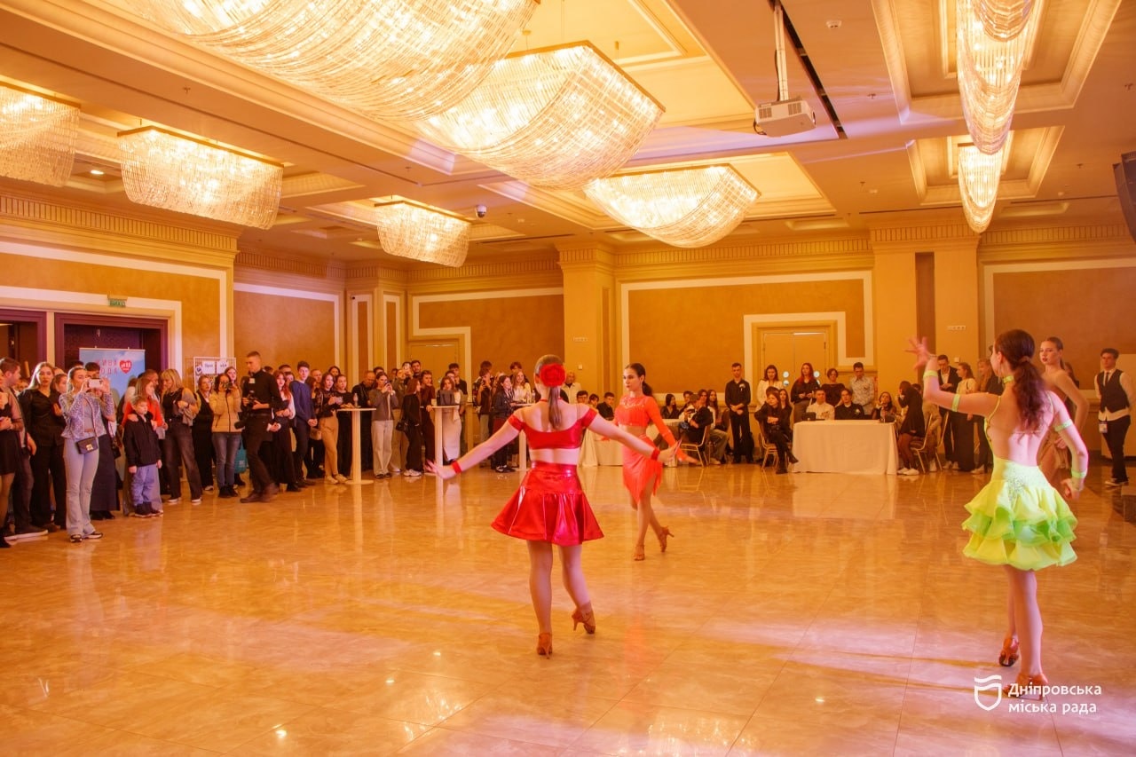 У Дніпрі відзначили переможців у «Битві за ВИШ» та передали авто для ЗСУ від молоді - 17.11