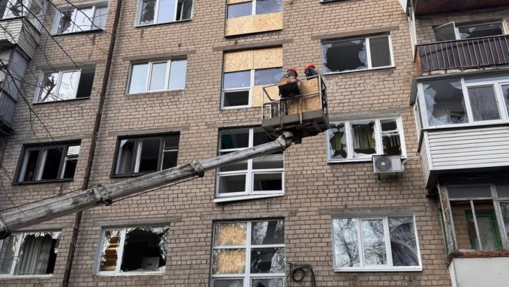 Дніпро ліквідовує наслідки ворожих обстрілів, які місто зазнало вночі проти 18 листопада. В одному з районів пошкоджено 5 будинків комунальної власності. - 18.11.2025 Дніпро ліквідовує наслідки ворожих обстрілів, які місто зазнало вночі проти 18 листопада. В одному з районів пошкоджено 5 будинків комунальної власності. - 18.11.2025