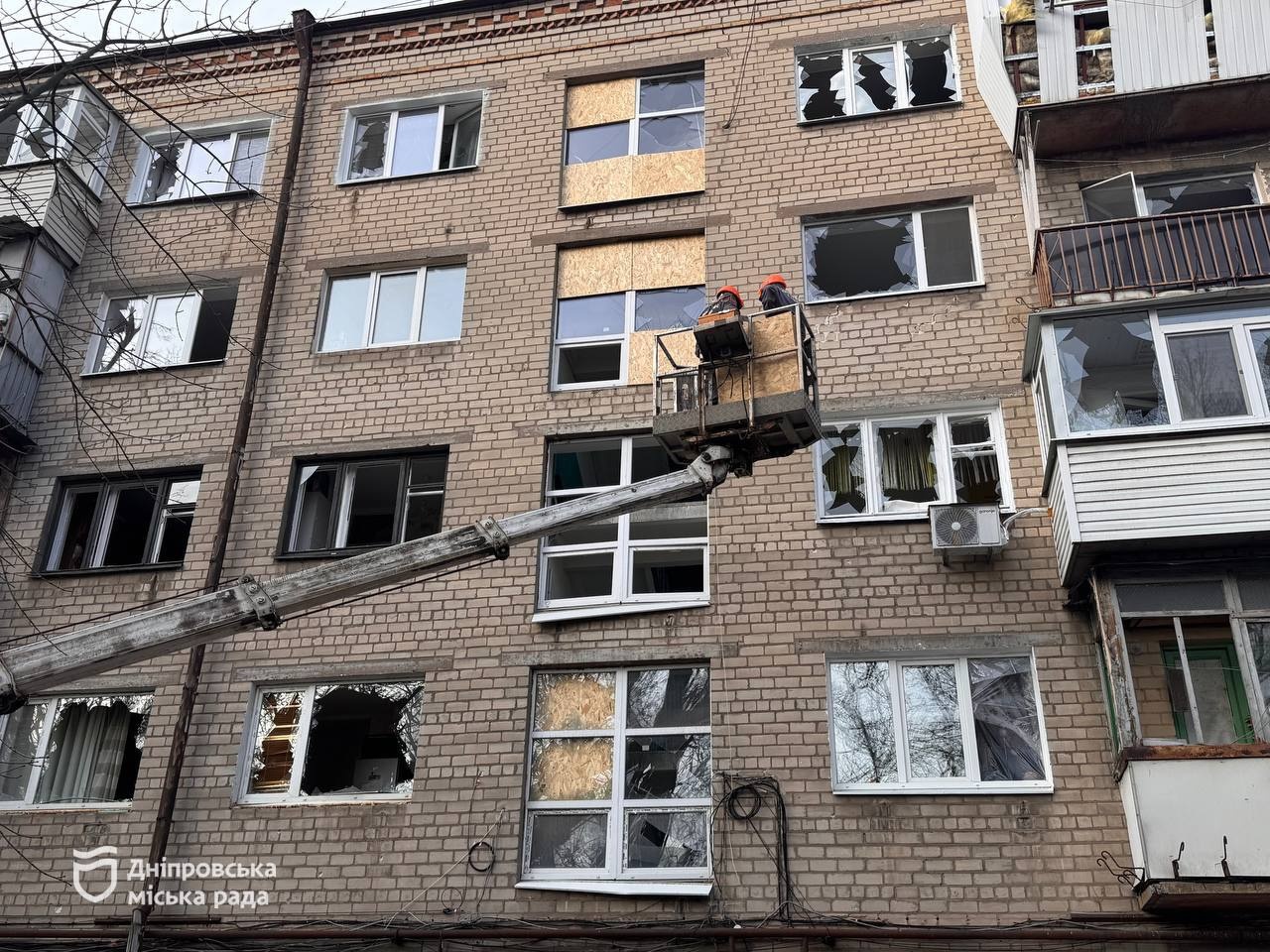 Дніпро ліквідовує наслідки ворожих обстрілів, які місто зазнало вночі проти 18 листопада. В одному з районів пошкоджено 5 будинків комунальної власності. - 18.11.2025