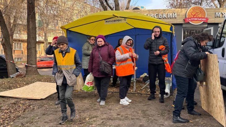 Дніпро ліквідовує наслідки ворожих обстрілів, які місто зазнало вночі проти 18 листопада. В одному з районів пошкоджено 5 будинків комунальної власності. - 18.11.2025 Дніпро ліквідовує наслідки ворожих обстрілів, які місто зазнало вночі проти 18 листопада. В одному з районів пошкоджено 5 будинків комунальної власності. - 18.11.2025