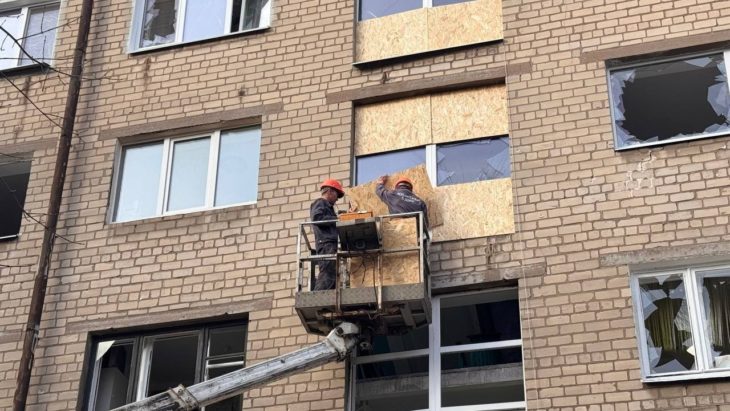 Дніпро ліквідовує наслідки ворожих обстрілів, які місто зазнало вночі проти 18 листопада. В одному з районів пошкоджено 5 будинків комунальної власності. - 18.11.2025 Дніпро ліквідовує наслідки ворожих обстрілів, які місто зазнало вночі проти 18 листопада. В одному з районів пошкоджено 5 будинків комунальної власності. - 18.11.2025