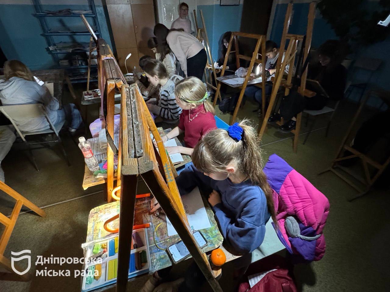 У Дніпрі діти створили янголят і розписали каски: мистецька акція до Дня дитини та Дня Гідності та Свободи - 19.11.2025