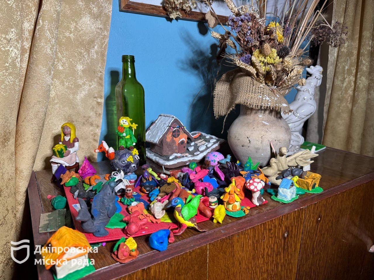 У Дніпрі діти створили янголят і розписали каски: мистецька акція до Дня дитини та Дня Гідності та Свободи - 19.11.2025