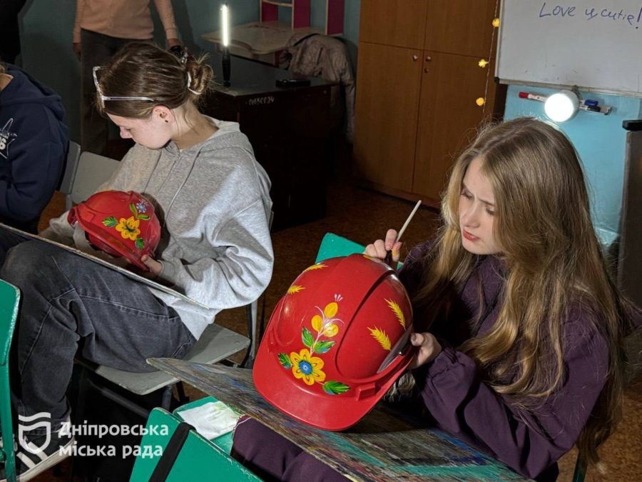 У Дніпрі діти створили янголят і розписали каски: мистецька акція до Дня дитини та Дня Гідності та Свободи - 19.11.2025