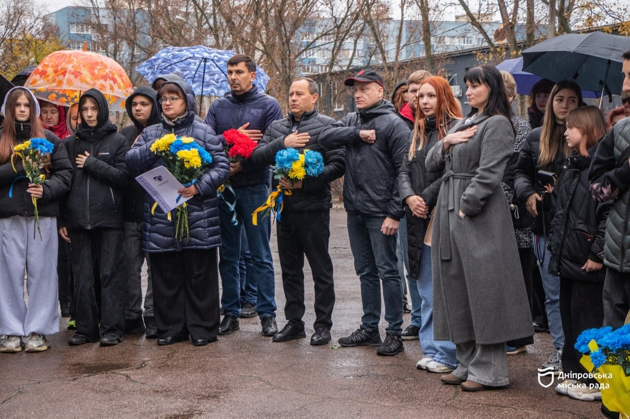 У Дніпрі увічнили пам'ять ще двох Героїв: на фасаді гімназії № 132 відкрили меморіальні дошки - 20.11.2025 У Дніпрі увічнили пам'ять ще двох Героїв: на фасаді гімназії № 132 відкрили меморіальні дошки - 20.11.2025