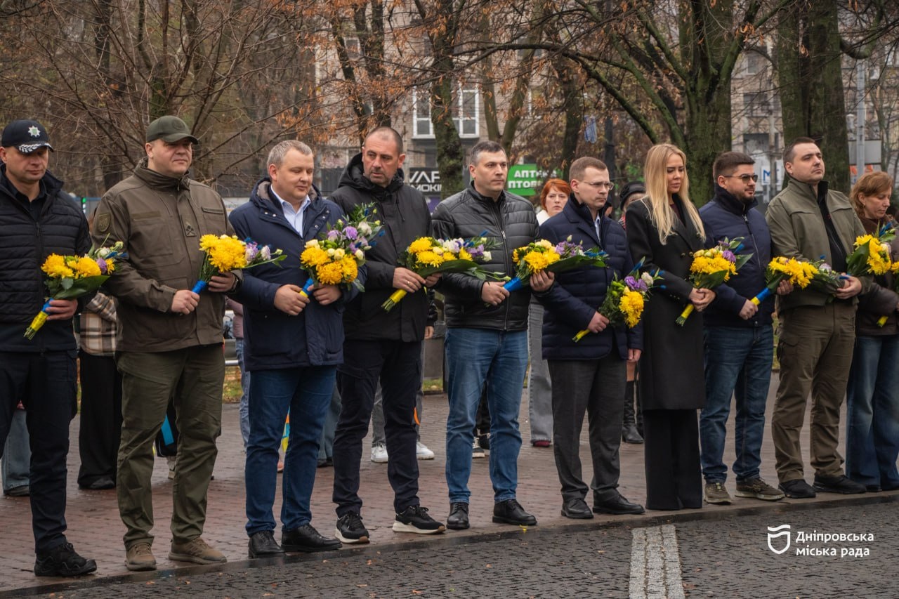 У Дніпрі 21 листопада, в День Гідності та Свободи, представники міської та обласної влади, правоохоронних органів, військові, рятувальники, молодь поклали квіти до монумента на алеї пам’яті загиблих Героїв. Вшанували всіх полеглих на Майдані, а також захисників, що загинули, виборюючи свободу України. -21.11.2025