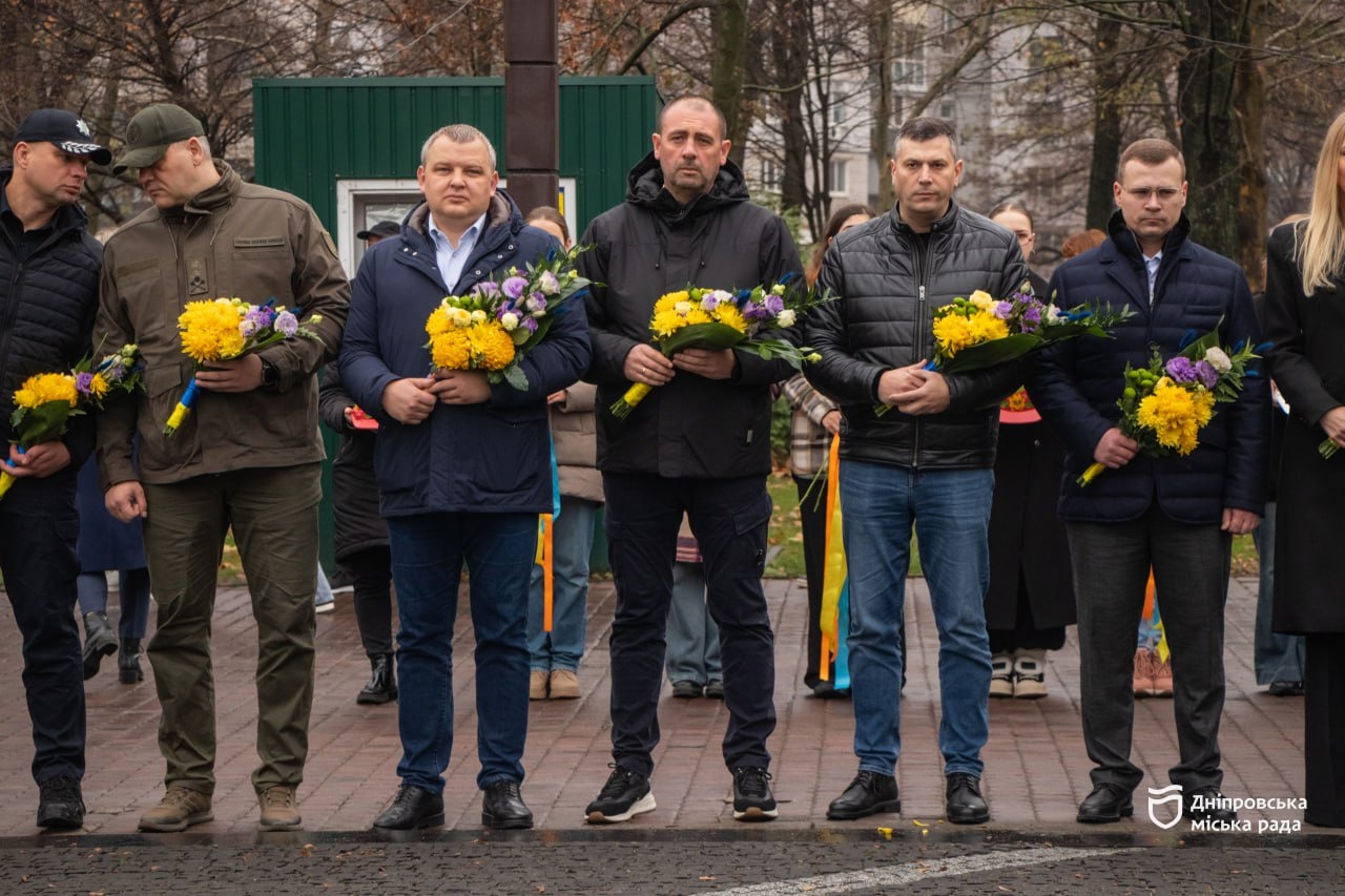 У Дніпрі 21 листопада, в День Гідності та Свободи, представники міської та обласної влади, правоохоронних органів, військові, рятувальники, молодь поклали квіти до монумента на алеї пам’яті загиблих Героїв. Вшанували всіх полеглих на Майдані, а також захисників, що загинули, виборюючи свободу України. -21.11.2025