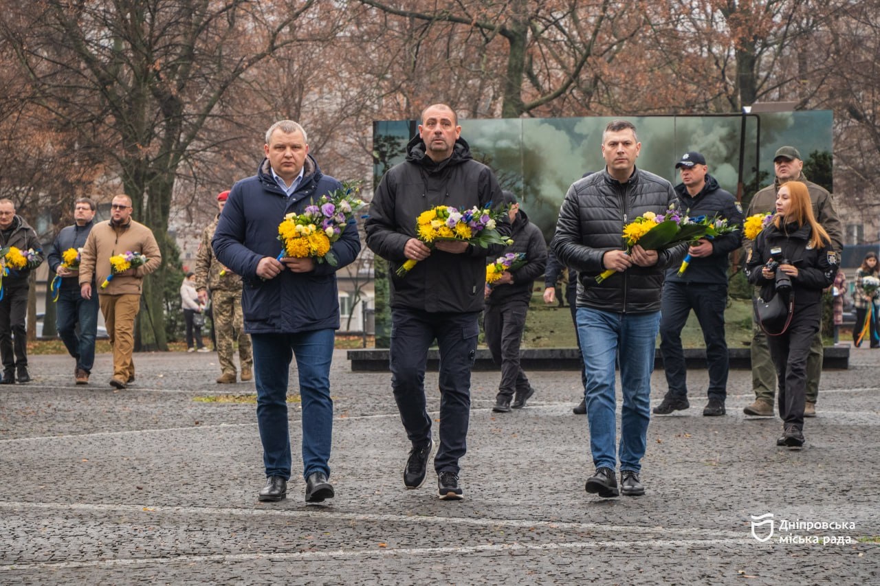 У Дніпрі 21 листопада, в День Гідності та Свободи, представники міської та обласної влади, правоохоронних органів, військові, рятувальники, молодь поклали квіти до монумента на алеї пам’яті загиблих Героїв. Вшанували всіх полеглих на Майдані, а також захисників, що загинули, виборюючи свободу України. - 21.11.2025