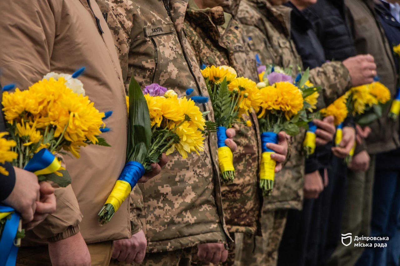 У Дніпрі 21 листопада, в День Гідності та Свободи, представники міської та обласної влади, правоохоронних органів, військові, рятувальники, молодь поклали квіти до монумента на алеї пам’яті загиблих Героїв. Вшанували всіх полеглих на Майдані, а також захисників, що загинули, виборюючи свободу України. -21.11.2025
