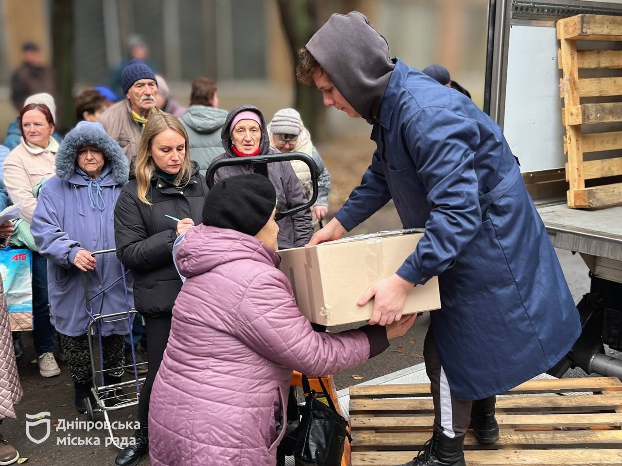 У Дніпрі переселенці безкоштовно отримують допомогу від міста. -21.11.2025