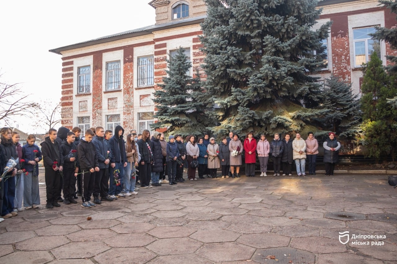 У дніпровській гімназії № 39 відкрили меморіальну дошку полеглому випускнику Олександру Васюкову - 21.11.2025
