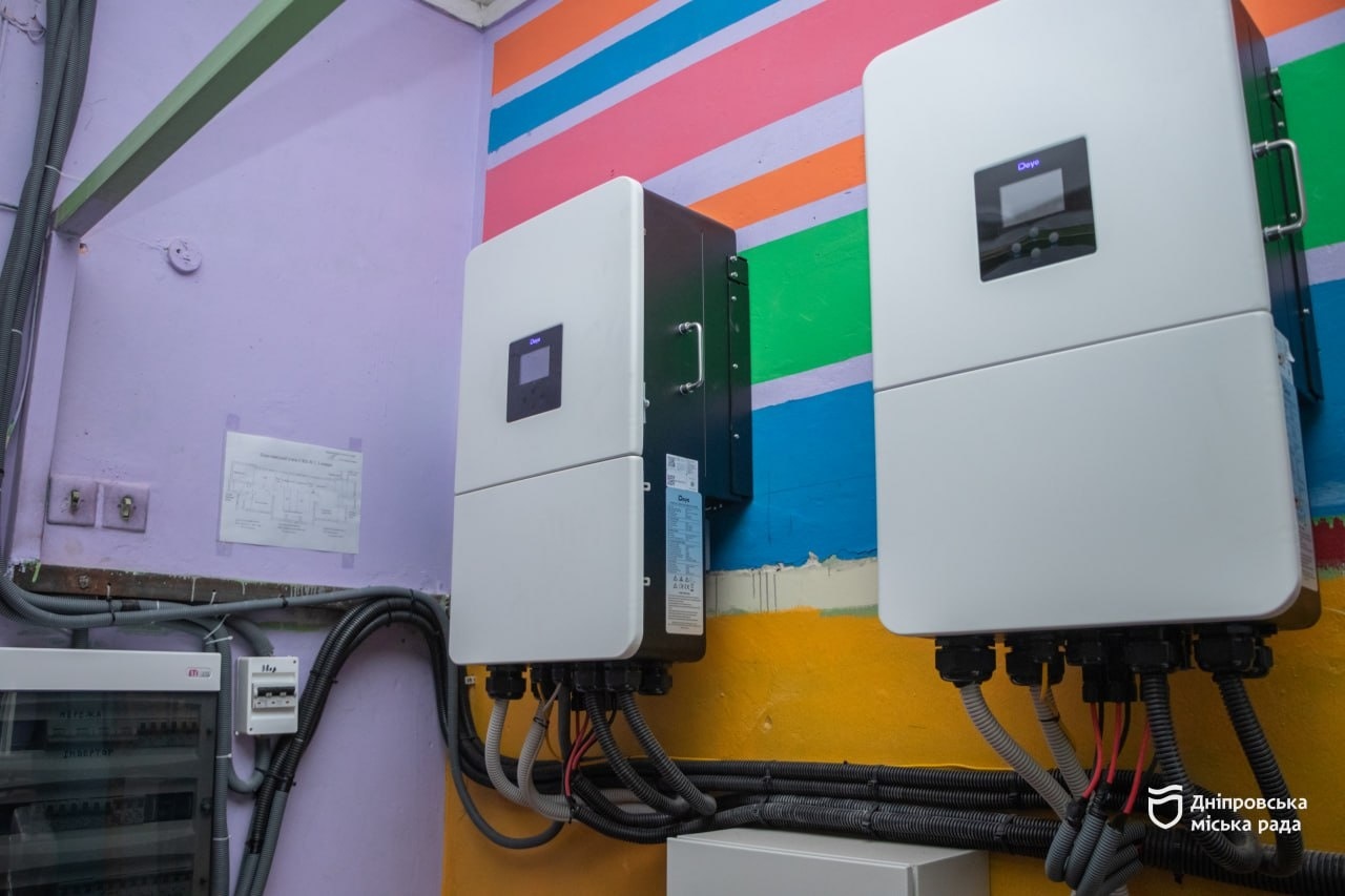 У Дніпрі встановлюють сонячні електростанції з метою створення комфортних та безпечних умов для учнів - 25.11.2025