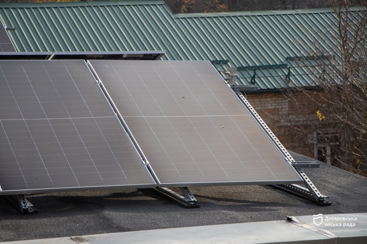 У Дніпрі встановлюють сонячні електростанції з метою створення комфортних та безпечних умов для учнів - 25.11.2025