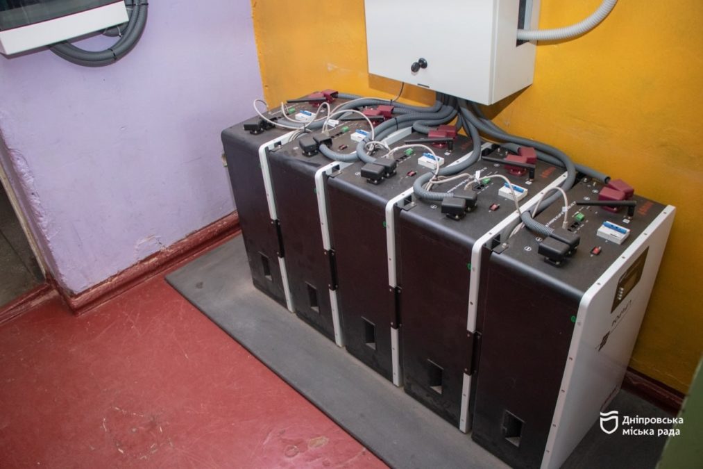 У Дніпрі встановлюють сонячні електростанції з метою створення комфортних та безпечних умов для учнів - 25.11.2025