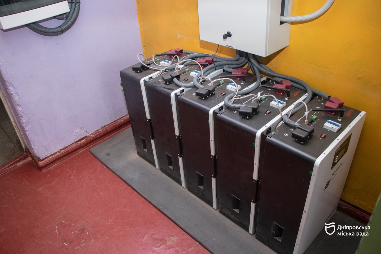  У Дніпрі встановлюють сонячні електростанції з метою створення комфортних та безпечних умов для учнів - 25.11.2025