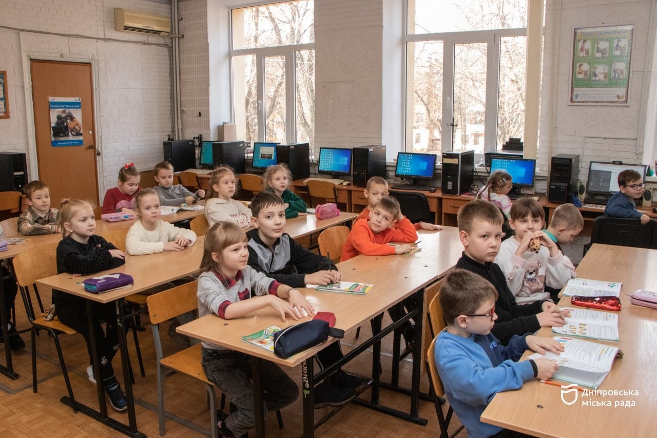 У Дніпрі встановлюють сонячні електростанції з метою створення комфортних та безпечних умов для учнів - 25.11.2025