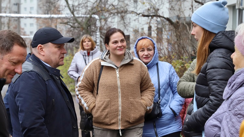 «Це — респект». У 118-му будинку на Перемозі триває масштабна реконструкція двору. Місцеві мешканці поділилися враженнями