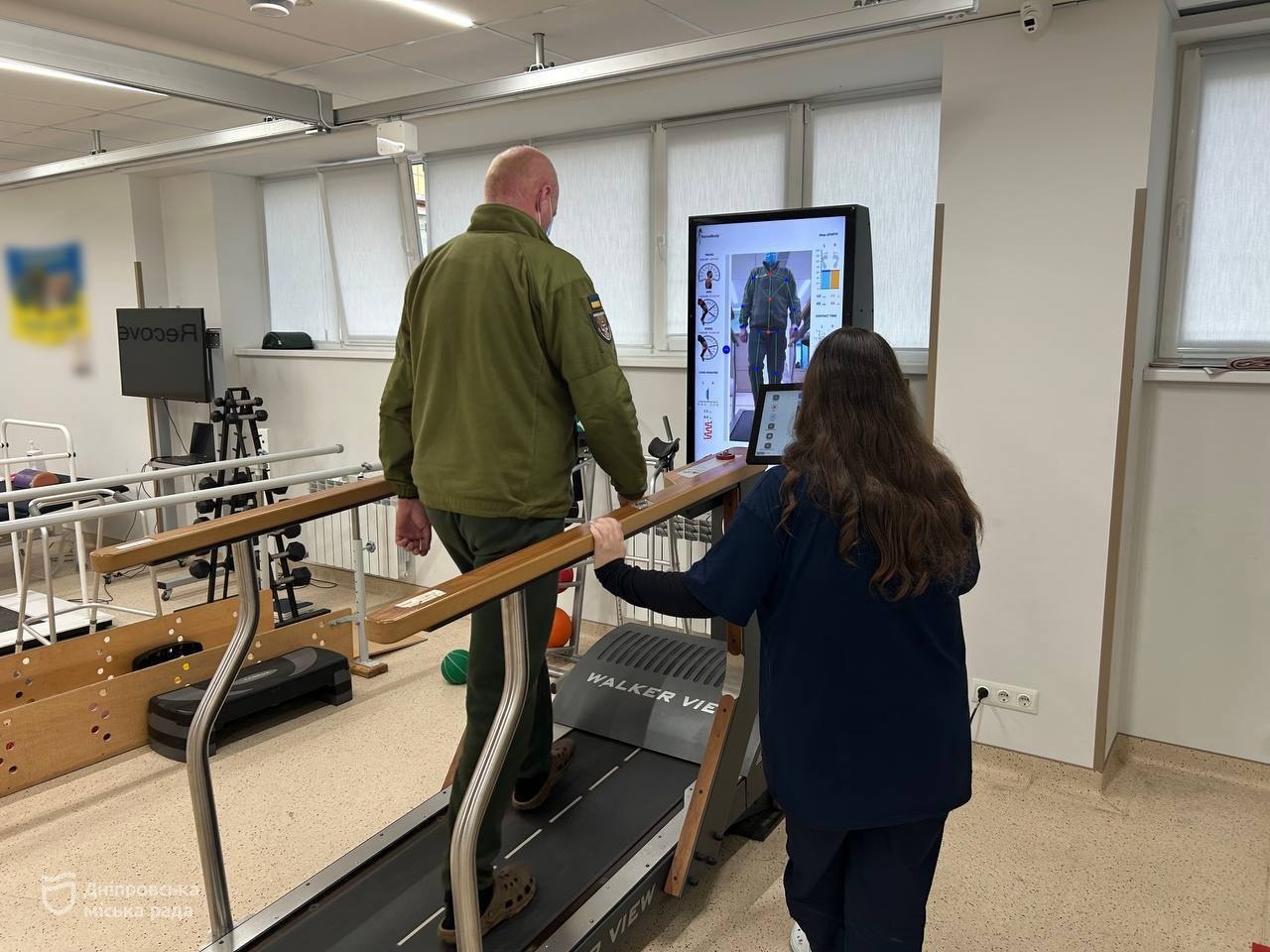 Команда фахівців працює над зменшенням болю та зміцненням м’язового корсету. -27.11.2025