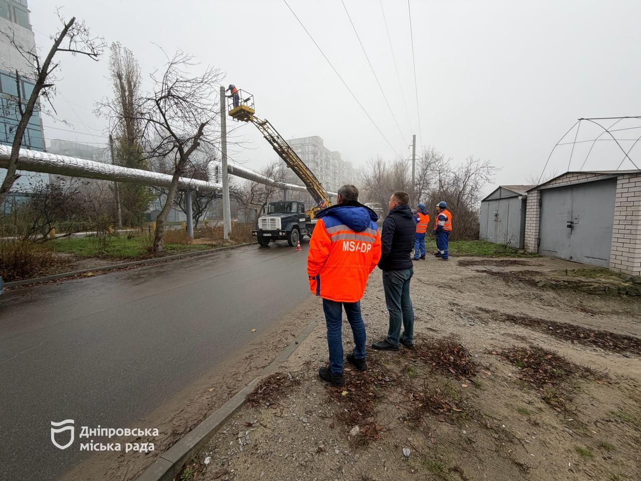 Вперше світло на вул. Данченка: у Дніпрі завершують модернізацію вуличного освітлення - 28.11.2025