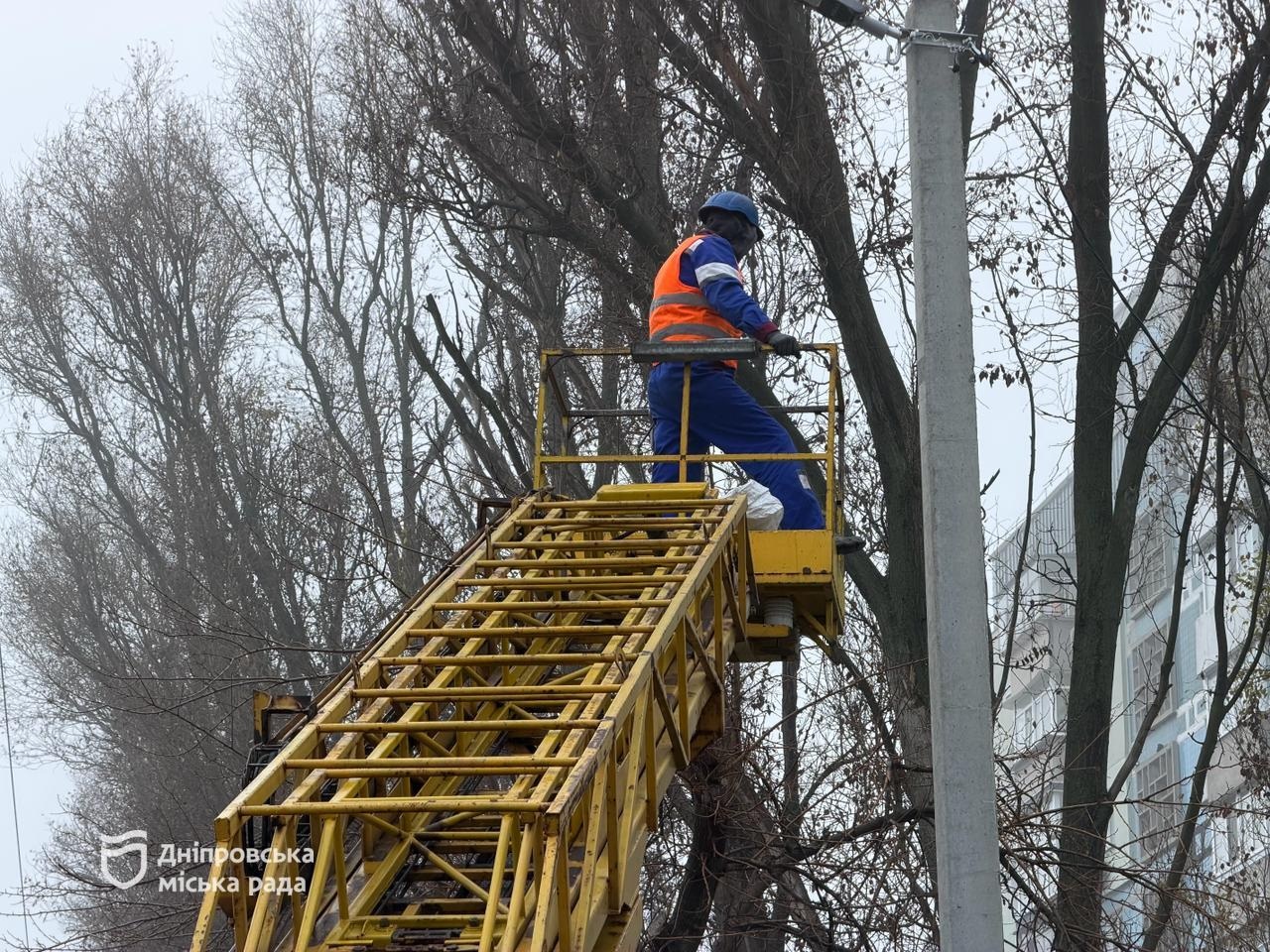 Вперше світло на вул. Данченка: у Дніпрі завершують модернізацію вуличного освітлення - 28.11.2025