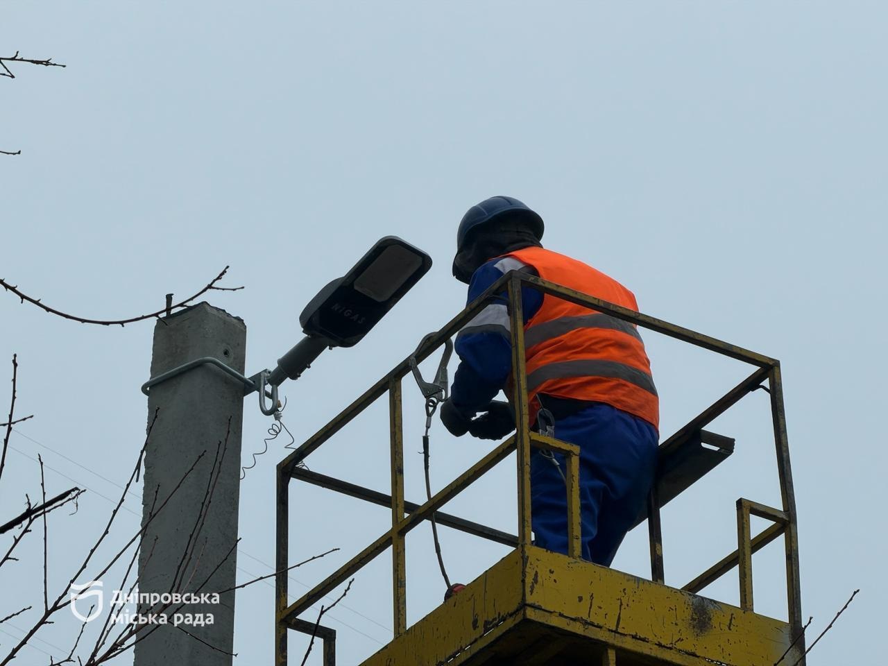 Вперше світло на вул. Данченка: у Дніпрі завершують модернізацію вуличного освітлення - 28.11.2025