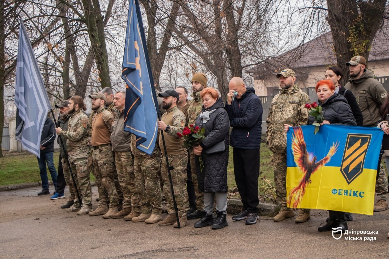 У Дніпровській гімназії відкрили меморіальну дошку на честь героя, що загинув під Бахмутом - 28.11.2025