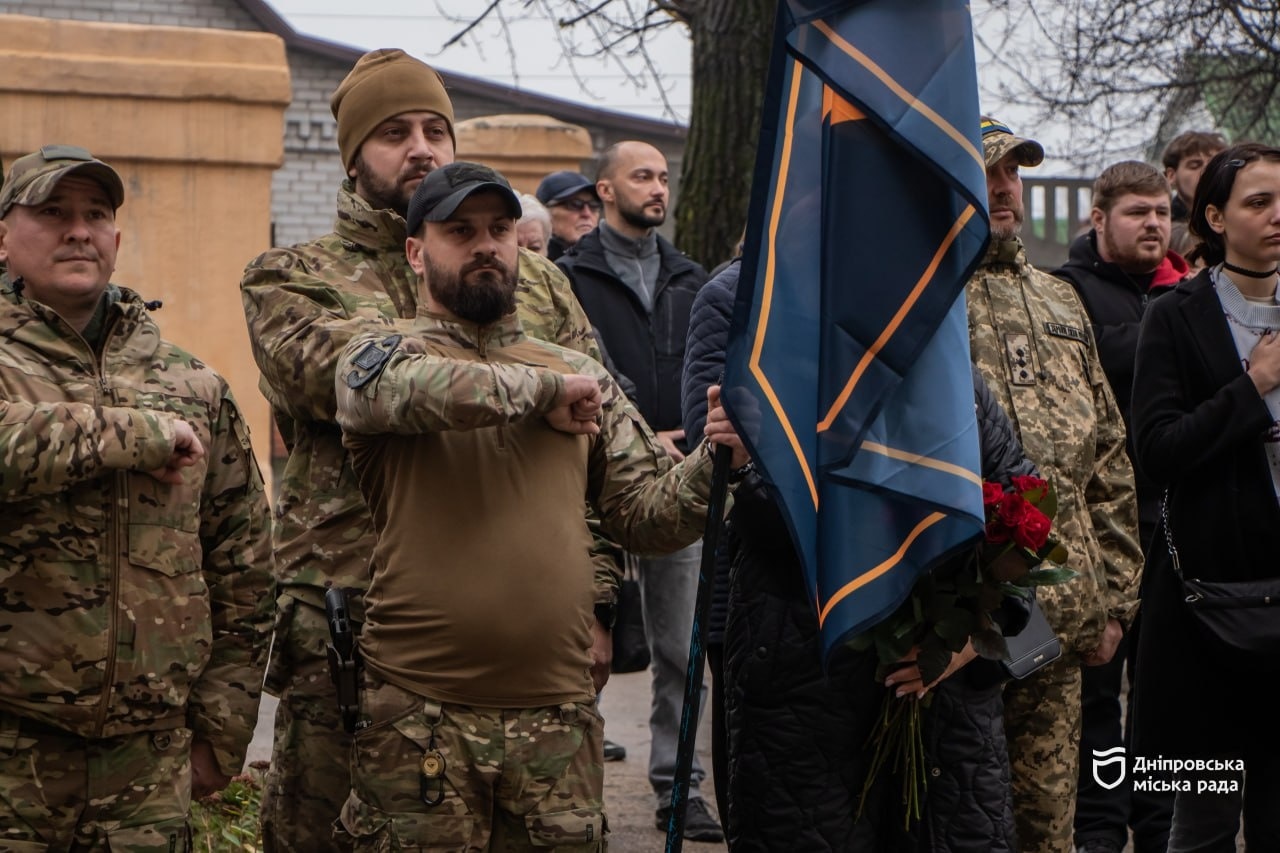 У Дніпровській гімназії відкрили меморіальну дошку на честь героя, що загинув під Бахмутом - 28.11.2025