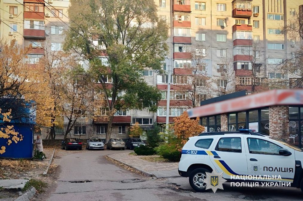 У Дніпрі поліцейські затримали чоловіка, який пограбував жінку біля банкомату - 01.11.2025