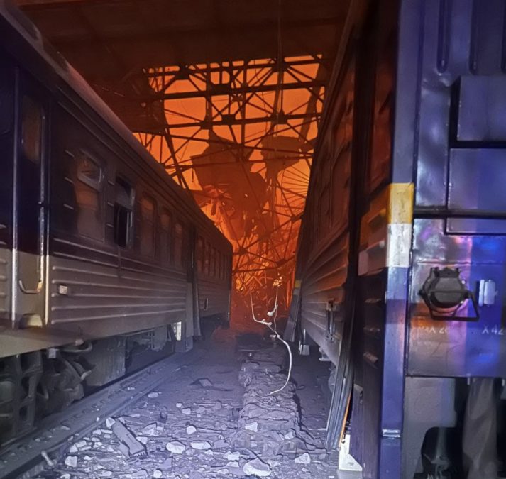 У Дніпрі росія атакувала залізничну інфраструктуру: зруйноване депо та пошкоджений вокзал - 18.11.2025