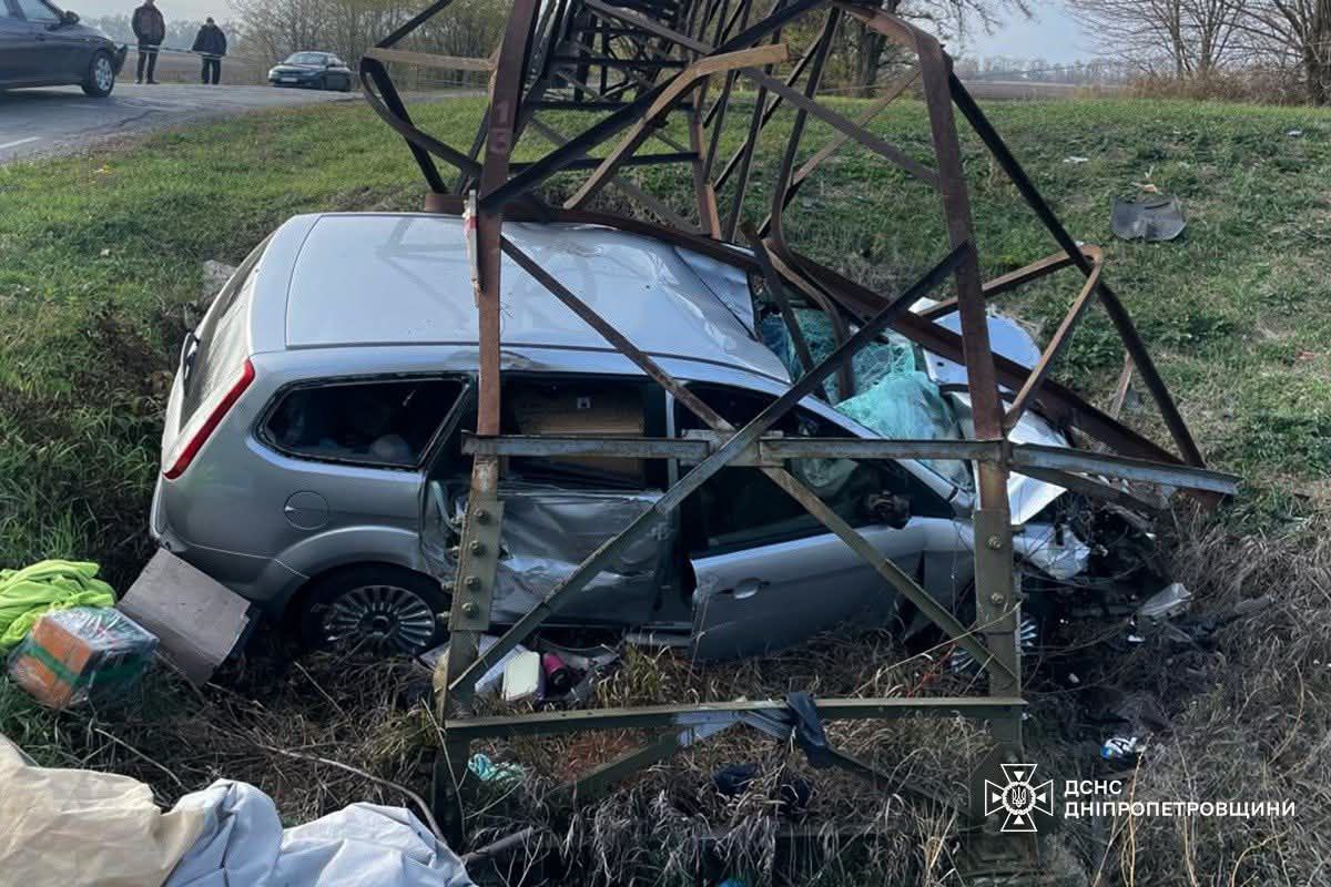Під Дніпром рятувальники визволяли водія з розбитої машини - 5.11.2025