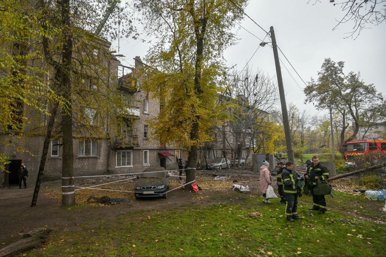 У Кам’янському триває ліквідація наслідків атаки: 4 поранених залишаються в лікарнях, під завалами може бути людина