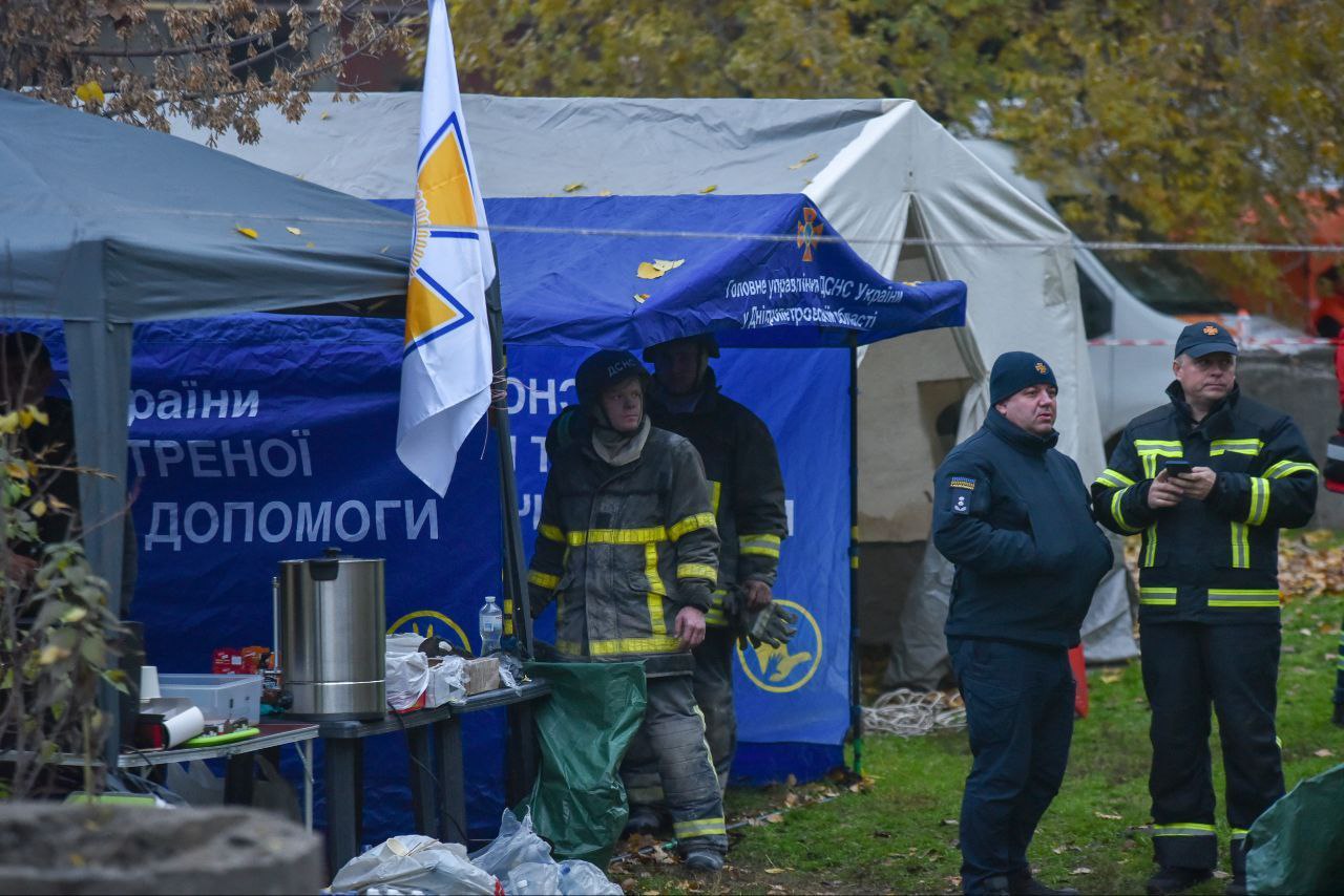 У Кам’янському триває ліквідація наслідків атаки: 4 поранених залишаються в лікарнях, під завалами може бути людина