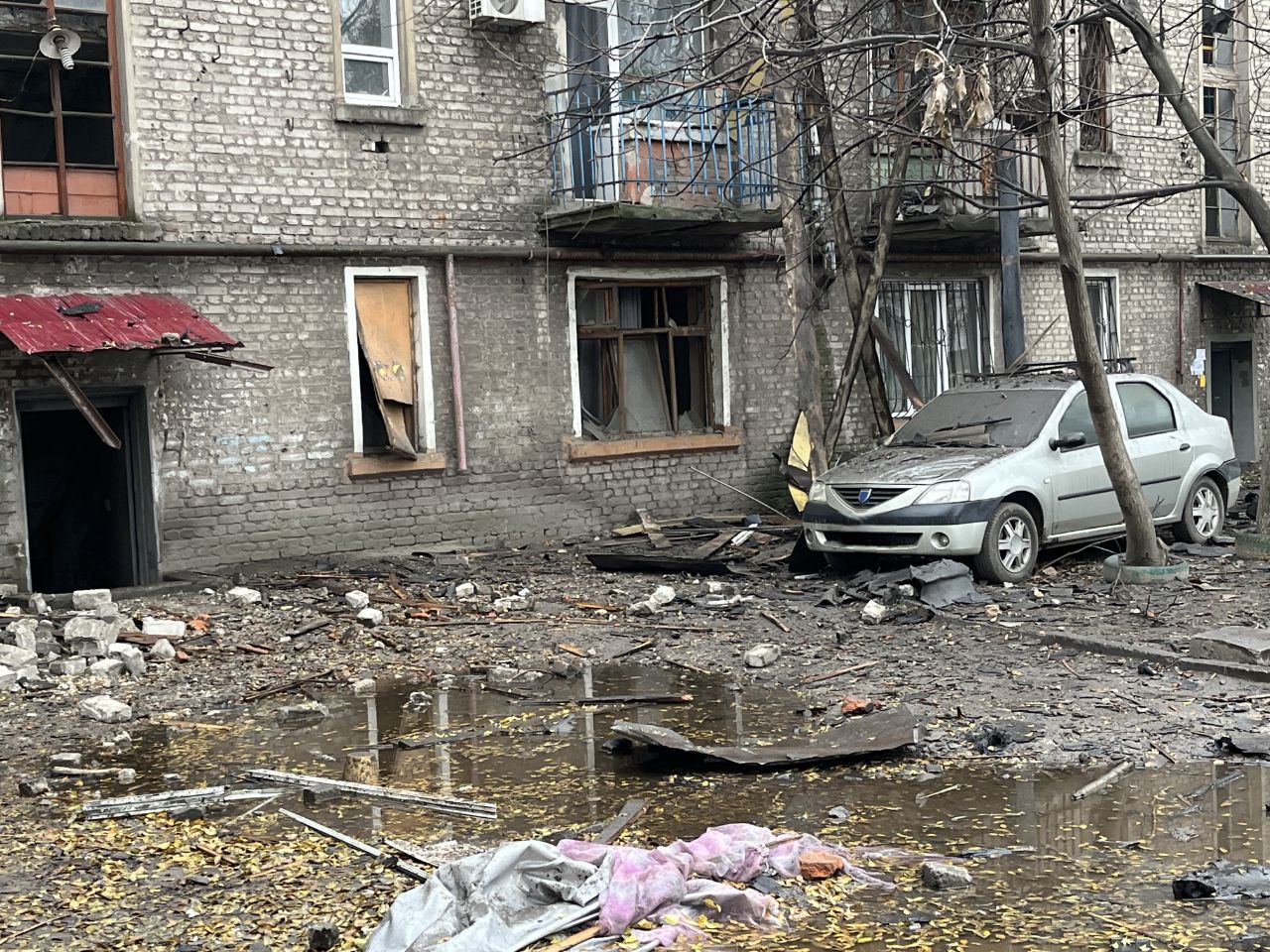 У Кам’янському триває ліквідація наслідків атаки: 4 поранених залишаються в лікарнях, під завалами може бути людина