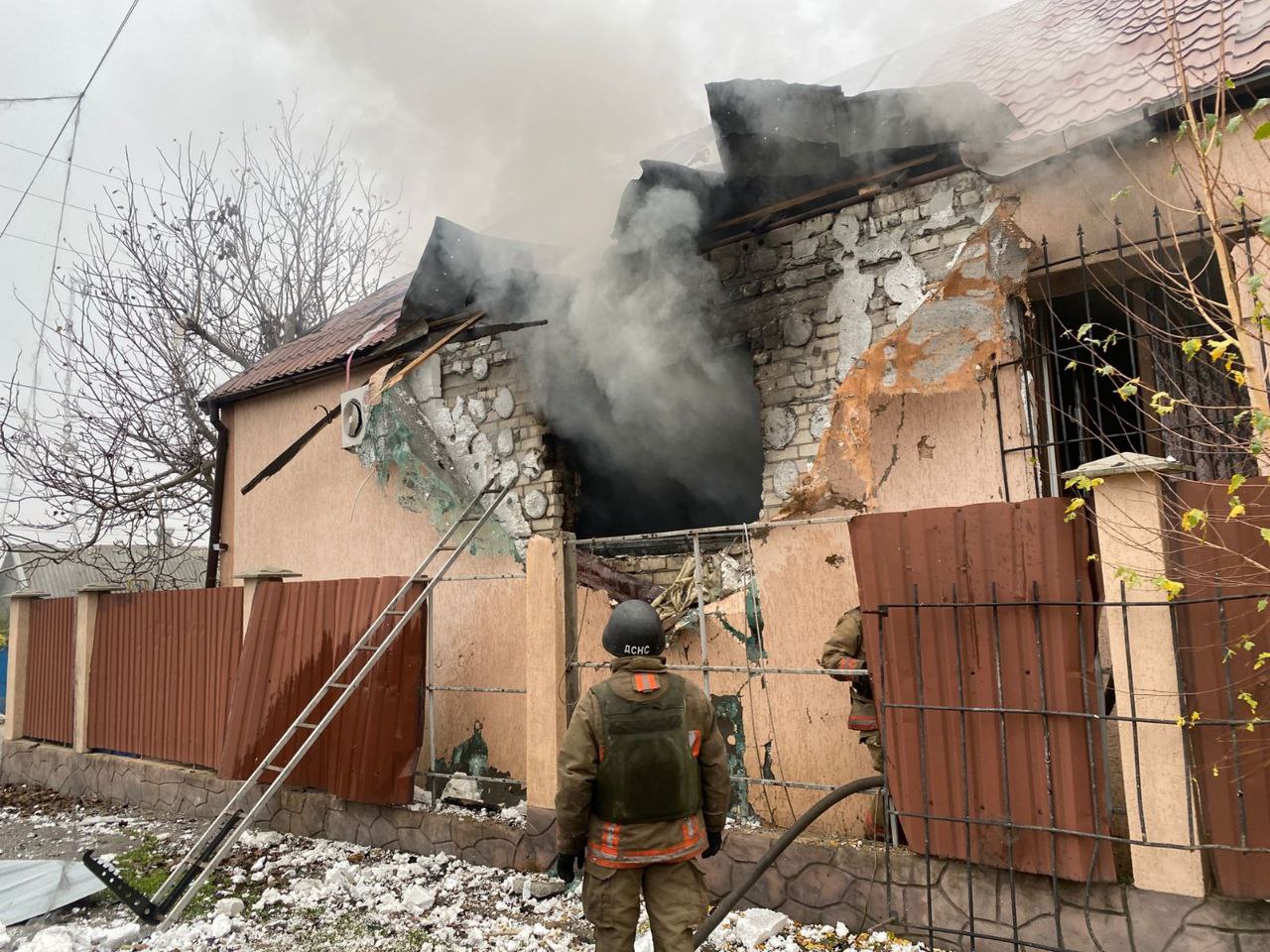 Ворог обстріляв Нікопольський район — поранені троє людей - 7.11.2025