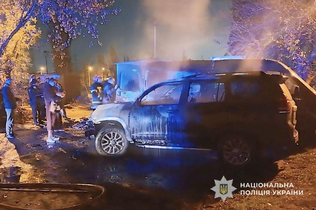 Підпал автівок на замовлення у Дніпрі: палія затримали - 17.11.2025