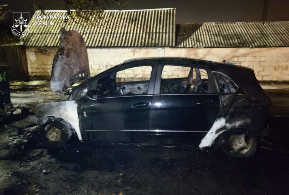 Підпал автівок на замовлення у Дніпрі: палія затримали - 17.11.2025