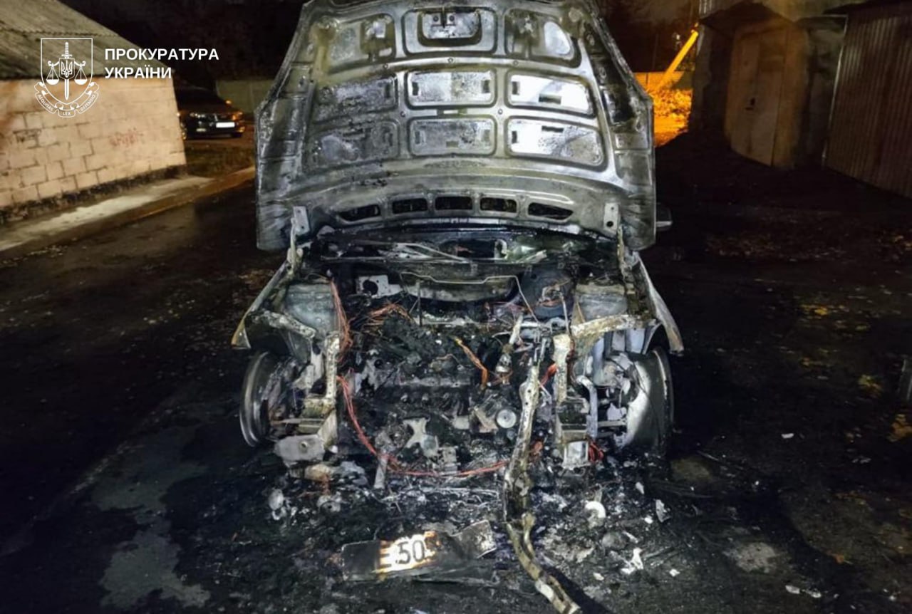Підпал елітних автівок на замовлення: у Дніпрі затримали підозрюваного