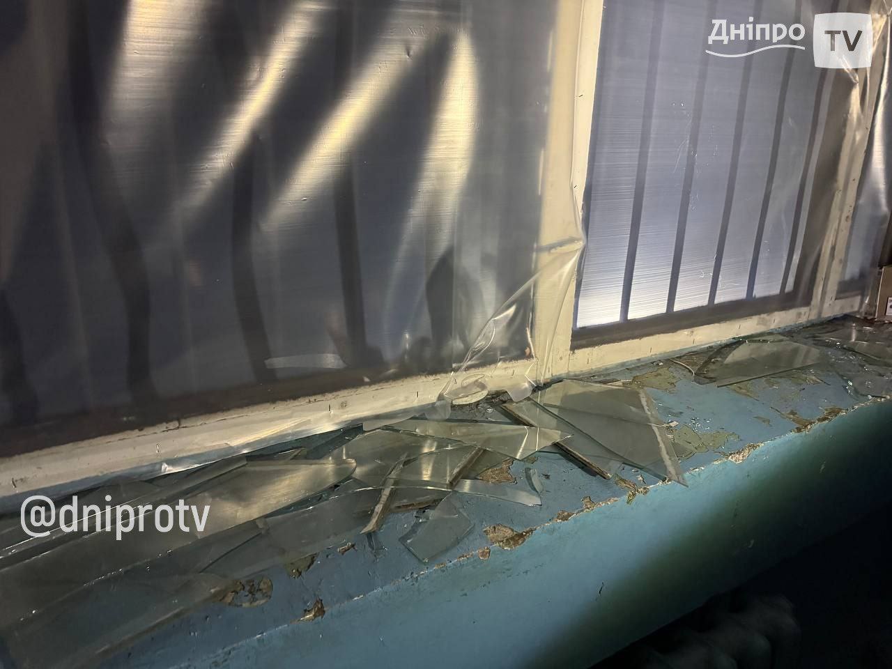 На місці ушкоджень від ворожої вечірньої атаки працюють комунальники та благодійники