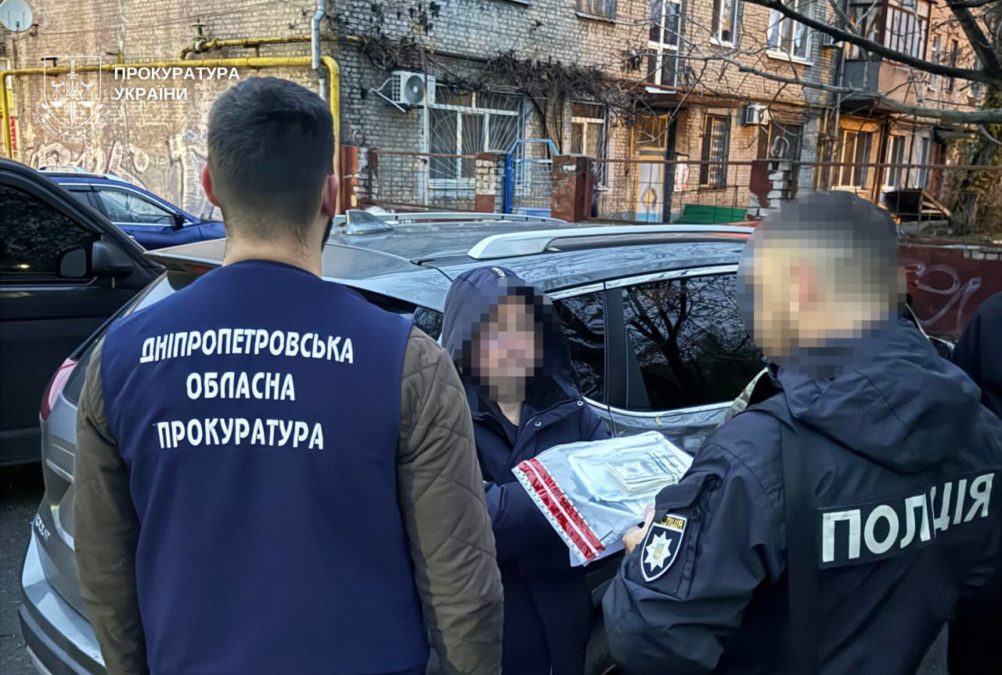 У Дніпрі затримали двох чоловіків за схемою незаконного виїзду за кордон призовників - 24.11.2025