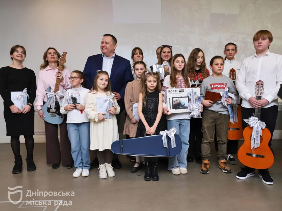 У Дніпрі дітям, чиї батьки загинули, захищаючи Україну, придбали омріяні музичні інструменти 25.11.2025
