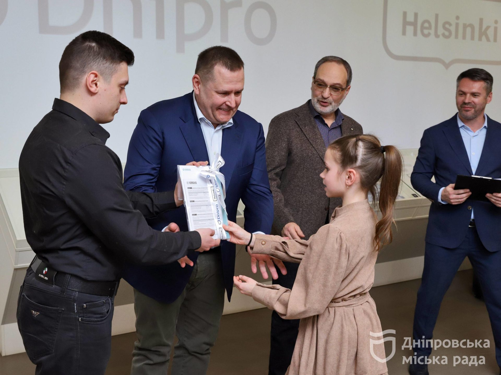 У Дніпрі дітям, чиї батьки загинули, захищаючи Україну, придбали омріяні музичні інструменти. Кошти на них зібрали під час благодійних заходів міста у Гельсінкі