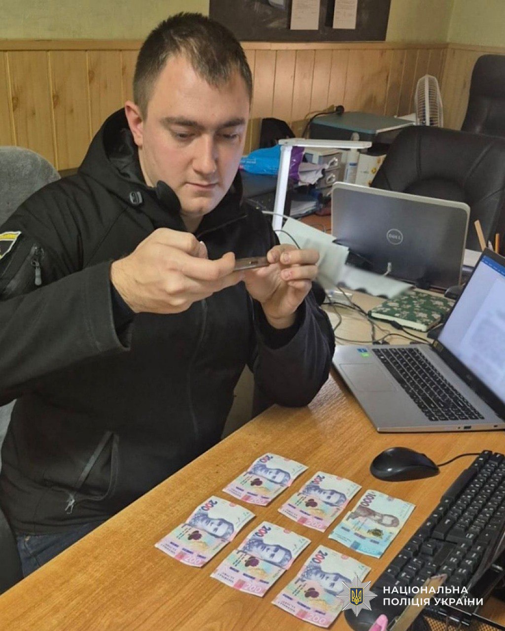 У Дніпрі поліцейські затримали чоловіка, який пограбував жінку біля банкомату - 01.11.2025