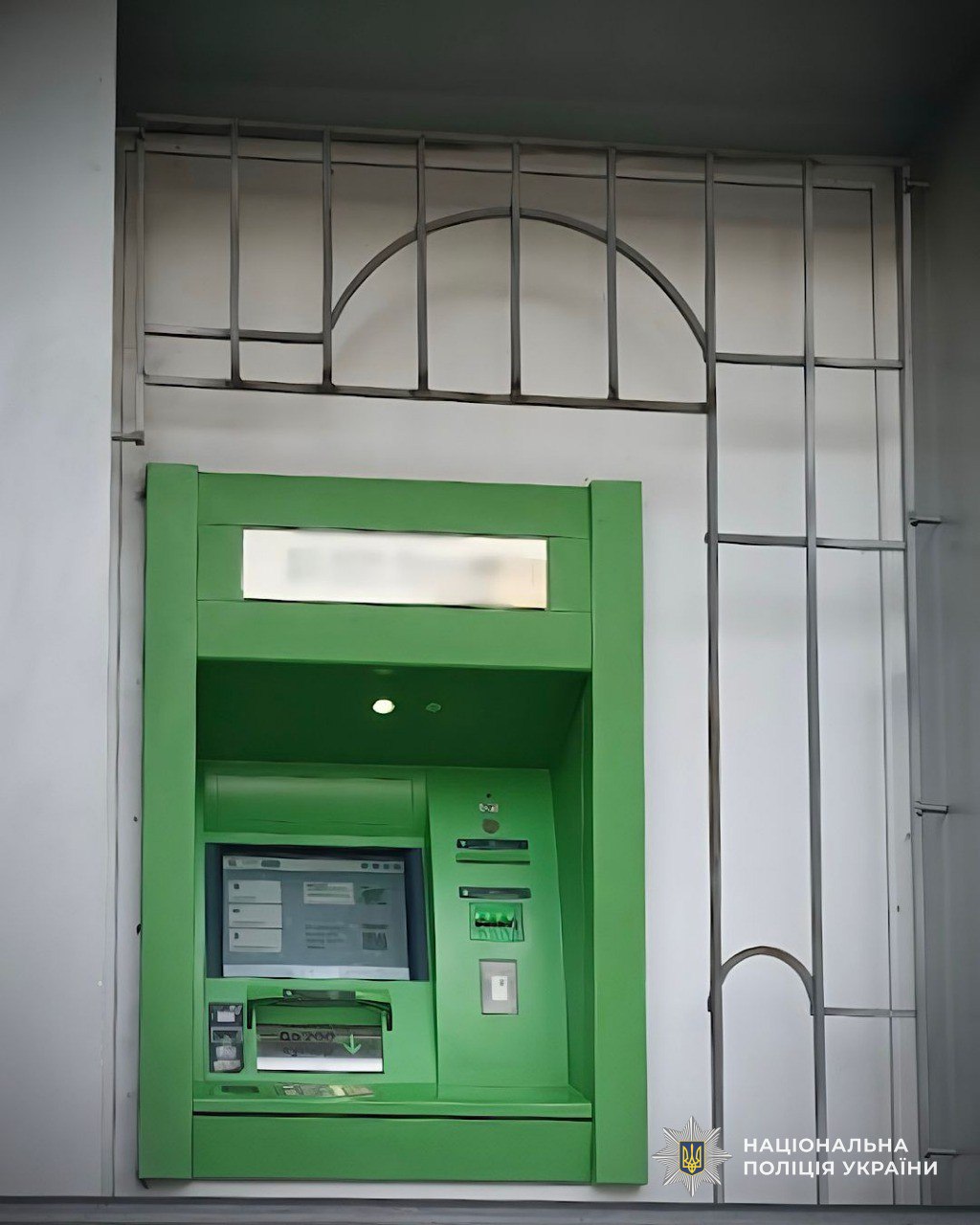 У Дніпрі поліцейські затримали чоловіка, який пограбував жінку біля банкомату - 01.11.2025