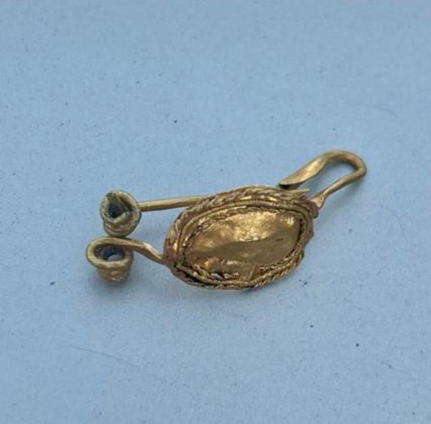 Дніпровські поліцейські повернули до музею історичні артефакти - 03.12.2025