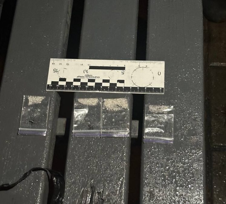 У Дніпрі водій намагався викинув наркотики під час обшуку - 12.12.2025