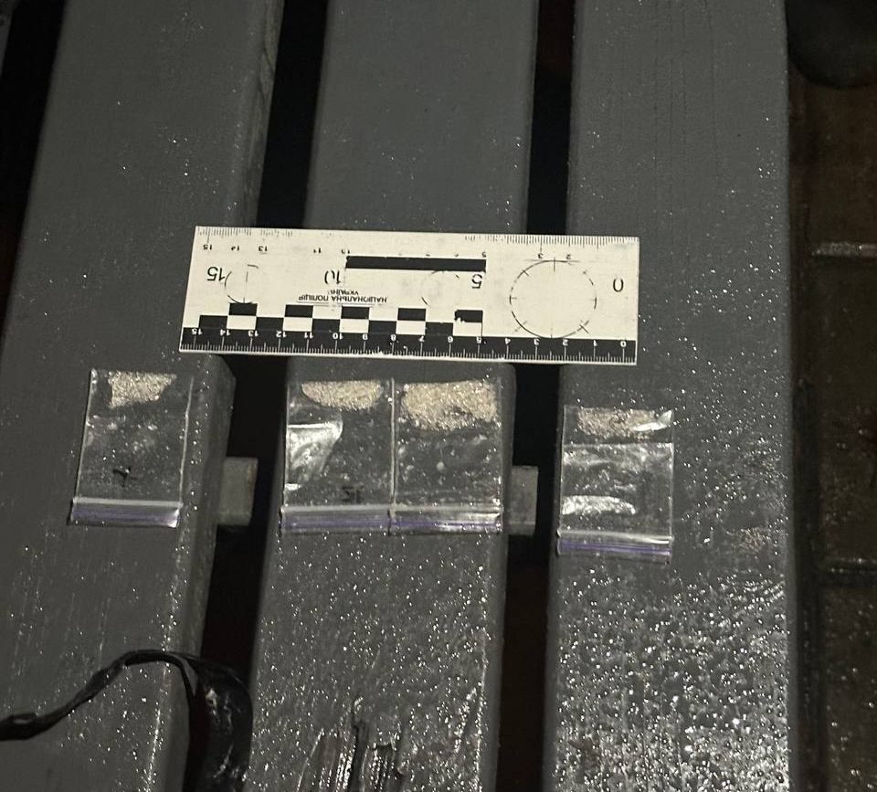 У Дніпрі водій намагався викинув наркотики під час обшуку - 12.12.2025