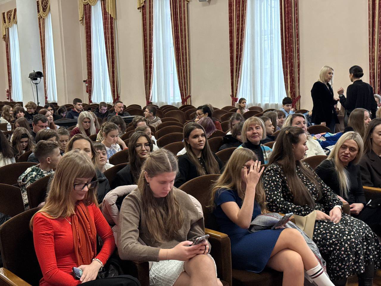 Нікопольські ліцеїстки стали соавторками  літературного рекорду України - 04.12.2025